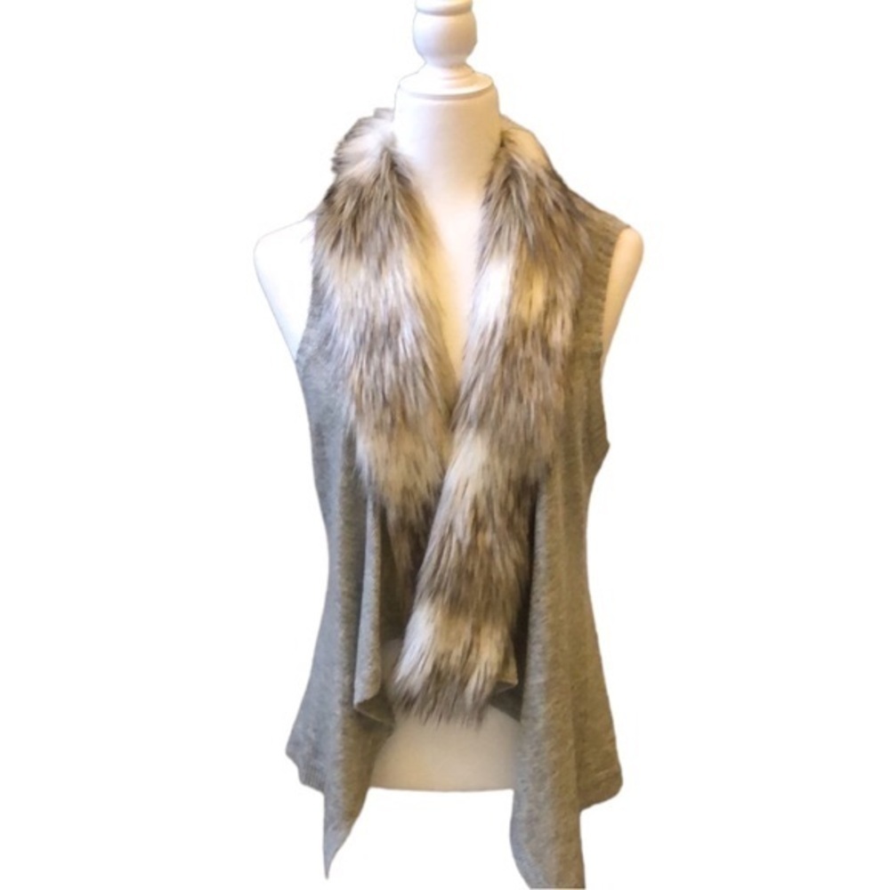 SKIES ARE BLUE  Open Front Waterfall Style Gray Knit Vest Faux Fur Trim Women Sm